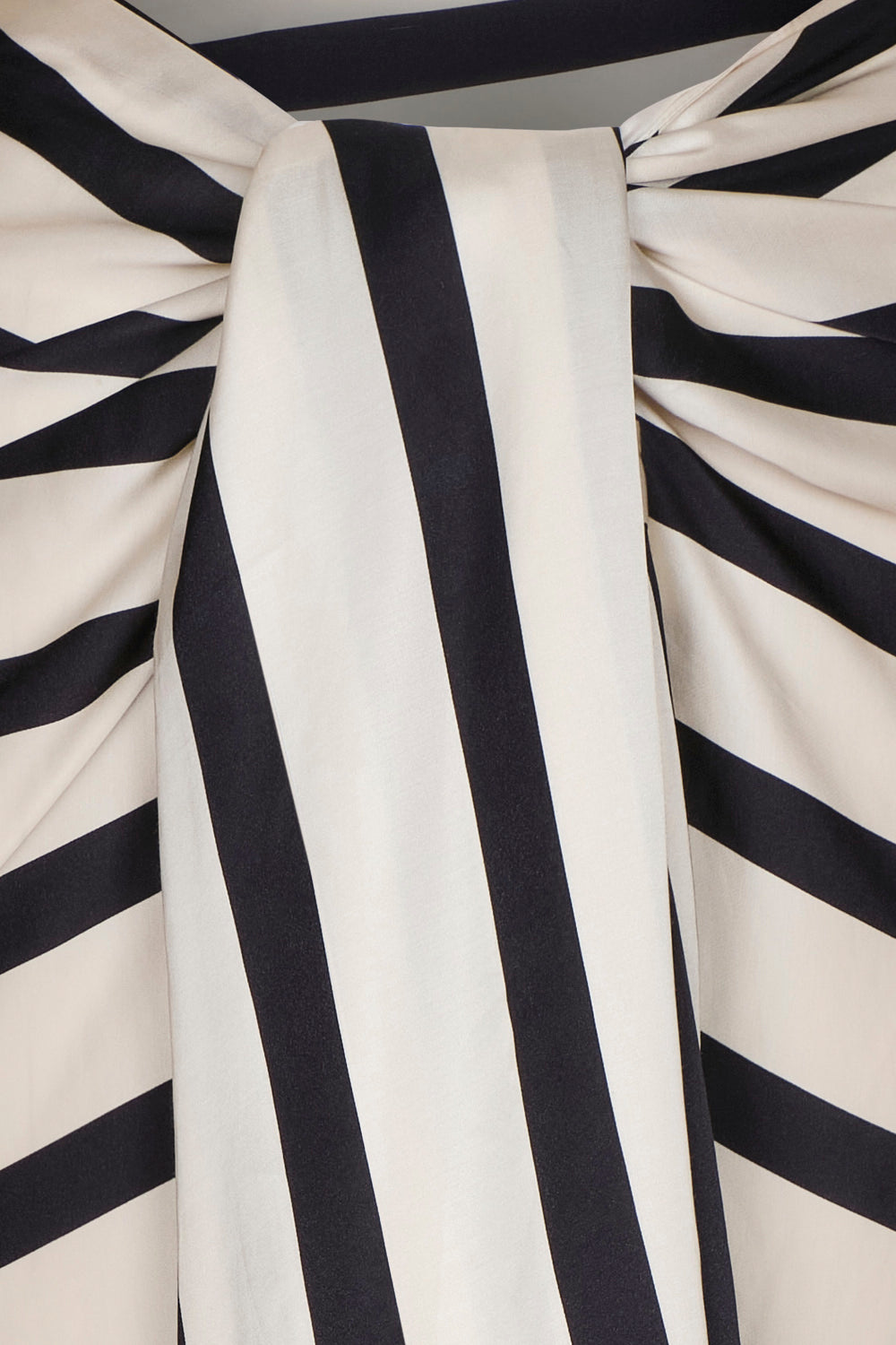 Falda isola ivory negro