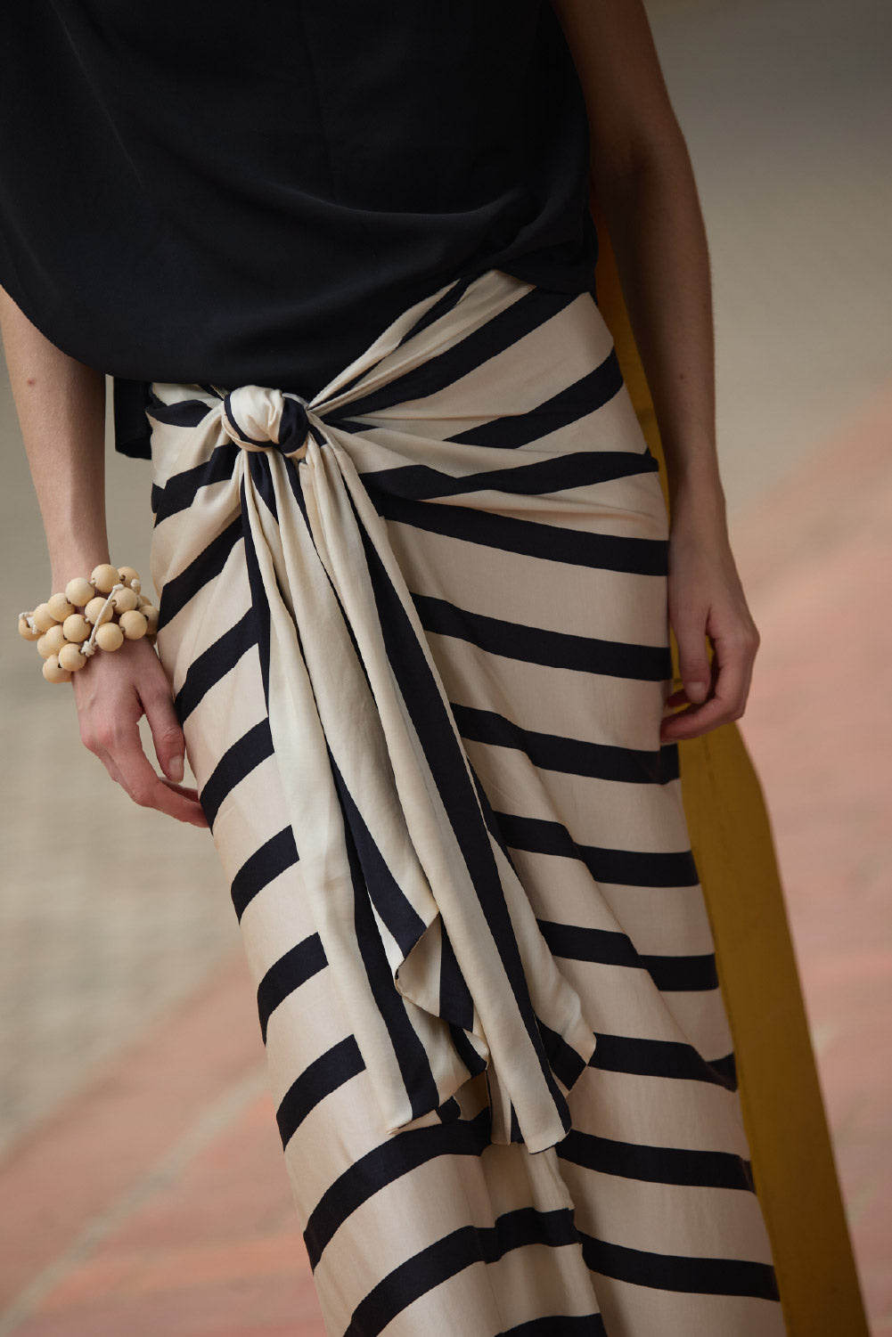 Falda isola ivory negro