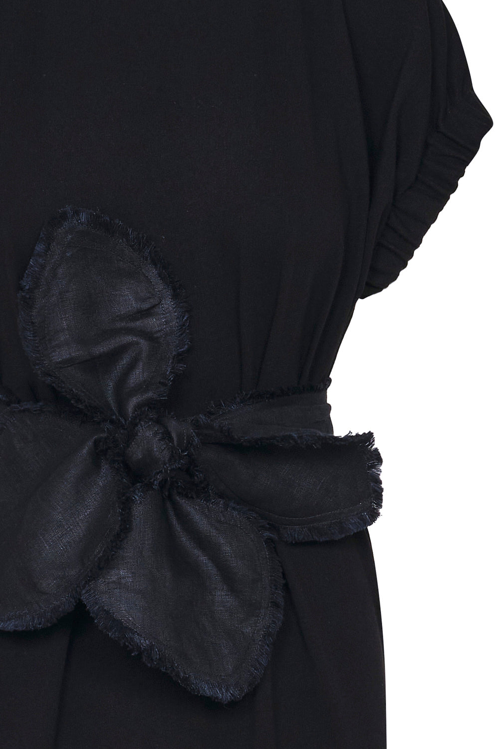 Vestido rosedal con cinturón negro